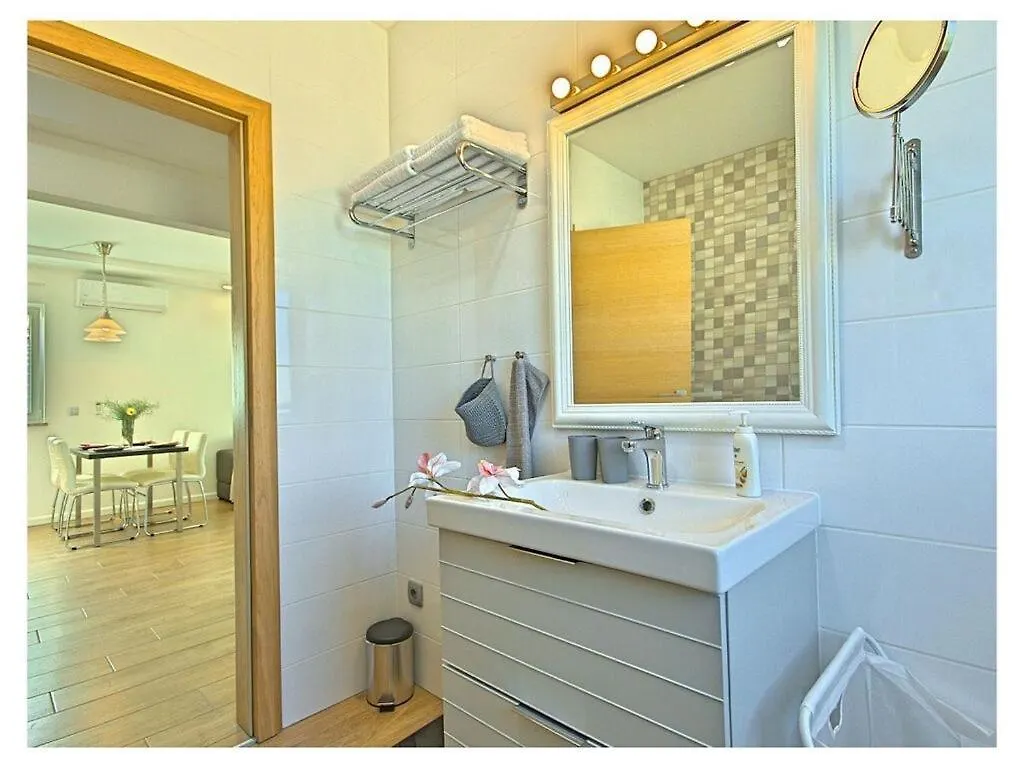 Villa Luka Apartment Gray Mit Pool Funtana