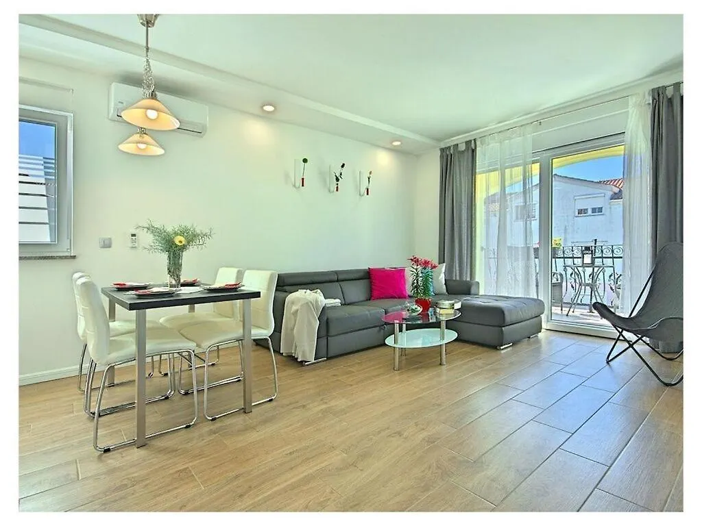 Holiday home Villa Luka Apartment Gray Mit Pool Funtana